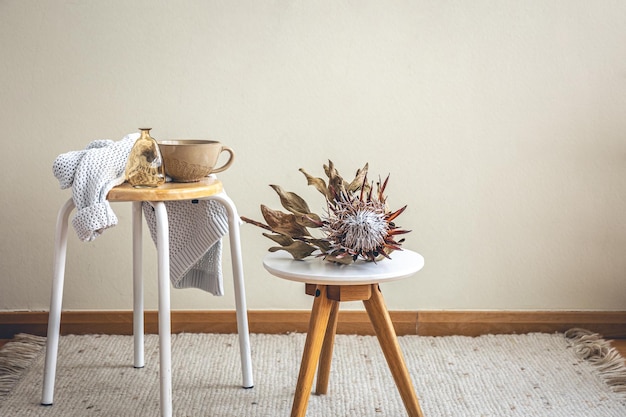 Huissamenstelling met proteabloem in het interieur van de kamer