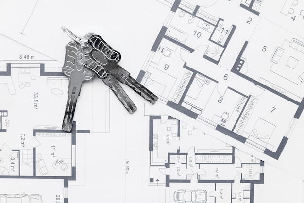 Huissleutels op architecturale blauwdrukkenplannen
