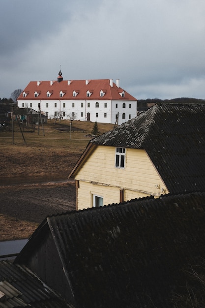 Gratis foto huizen in het veld