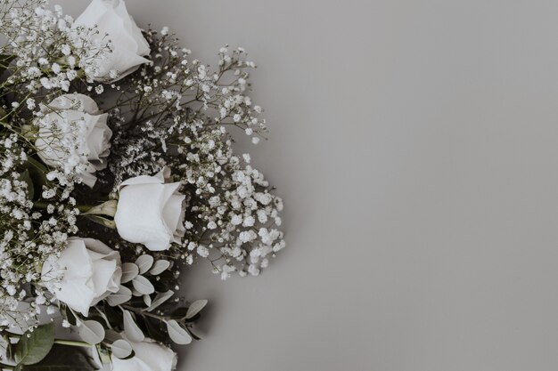 huwelijksboeket van witte rozen met ruimte aan het recht