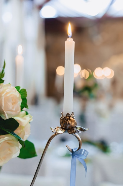 Huwelijksceremonie decoratie, stoelen, bogen, bloemen en verschillende decor