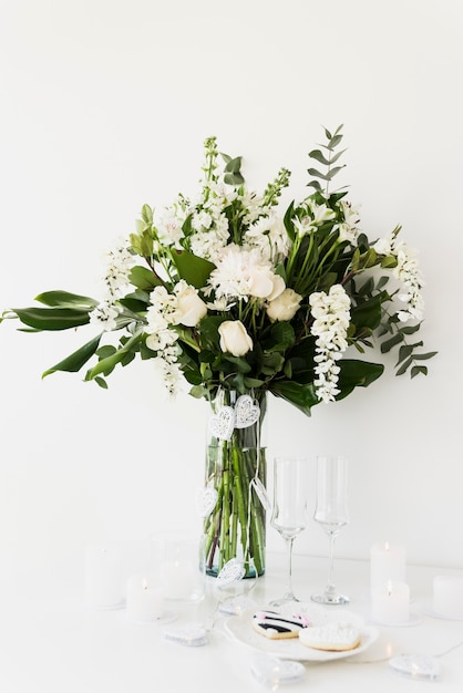 Huwelijksstilleven met bloemen