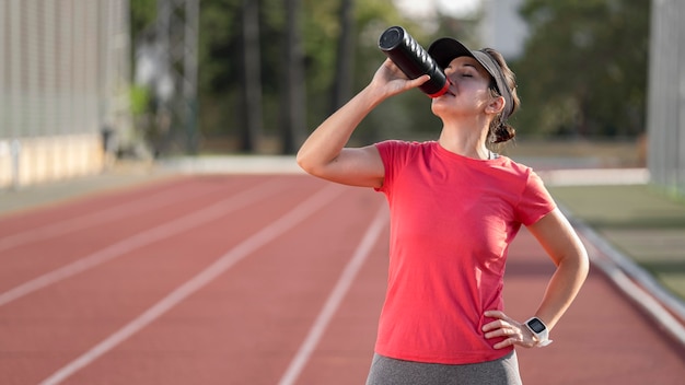 Hydratatie van de vrouw na het hardlopen