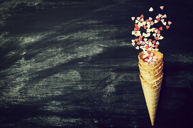 Ice Cream Hoorn met Sweethearts op een schoolbord. Liefde, Valentijnsdag