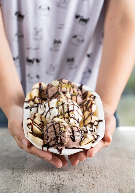 Icecream ballen met plakjes banaan in een witte schotel