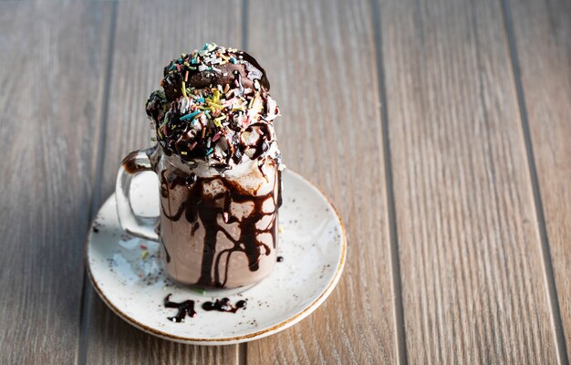 Icecream dessert met bittere chocoladesaus en profiterol tops
