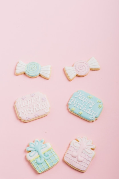 Gratis foto icing cookies in chocolade; geschenkdoos vorm op roze achtergrond