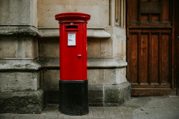 Iconische rode Britse brievenbus in een stad