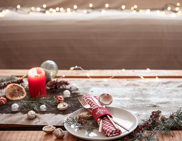 Idee voor kersttafel die wazige achtergrondkopieerruimte instelt