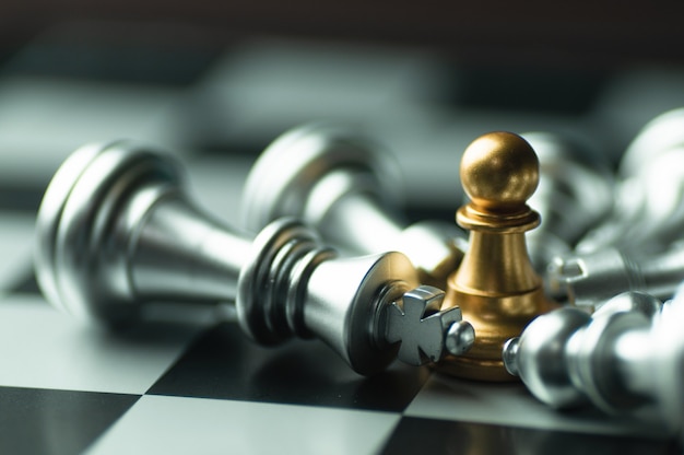 Ideestrategie en vertrouwelijk de concurrentie bedrijfsconcept, de schaakstukken van de koning aan boord