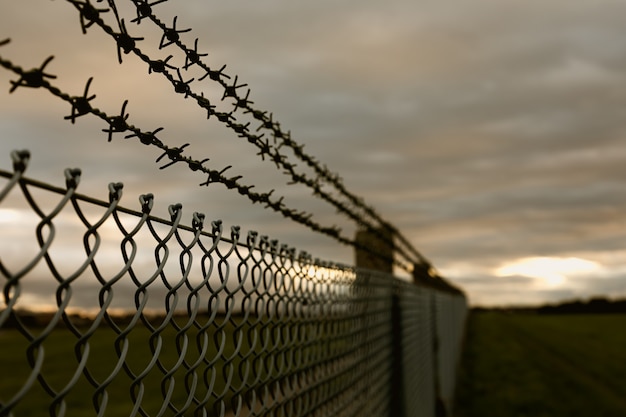 Gratis foto iedereen zit gevangen in het moment, maar er is een zilveren rand aan de horizon.