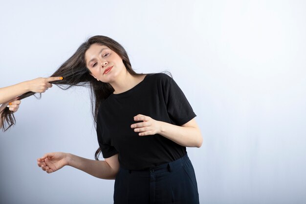 Iemand die het haar van een jong meisje op grijs trekt.