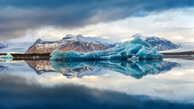 IJsbergen in het gletsjermeer Jokulsarlon, IJsland.