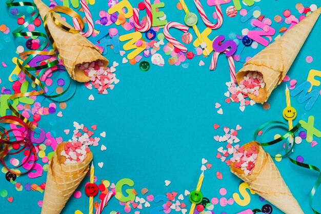 Ijshoorntjes met harten en confetti op een blauwe achtergrond