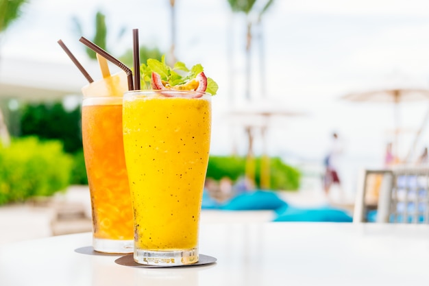 IJskoude cocktails drinken van glas met strand en zee