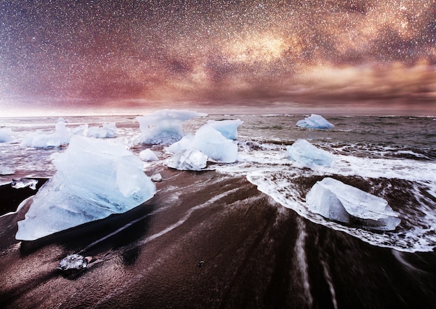 Gratis foto ijsland, jokulsarlon-lagune, mooi koud landschapsbeeld van de ijslandse baai van de gletsjerlagune,