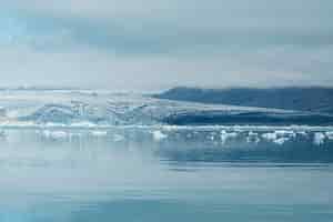 Gratis foto ijsland landschap met prachtig waterlandschap