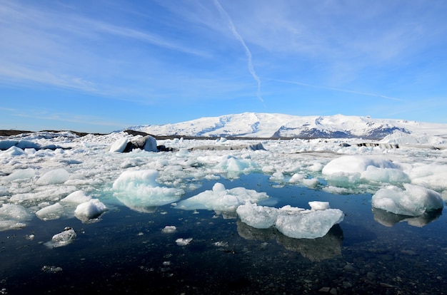 IJslands gletsjerlagune met stukjes ijs en sneeuw