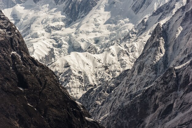 IJzige Annapurna-bergen bedekt met sneeuw in de Himalaya van Nepal