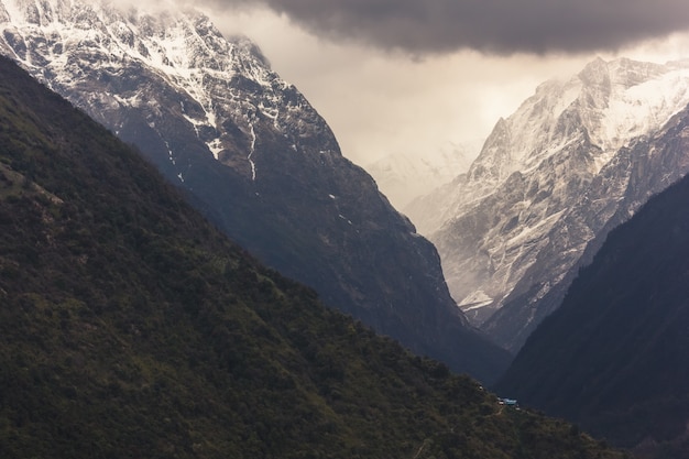 Ijzige annapurna-bergen bedekt met sneeuw in de himalaya van nepal