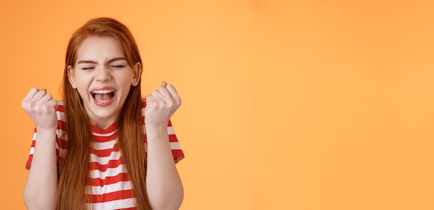 Ik deed het charmante, gelukkige, vastberaden roodharige vrouw die succes behaalde met een vuistpomp en haar ogen dicht y vierde