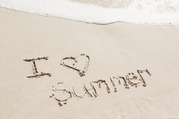 Ik hou van de zomer geschreven op zand