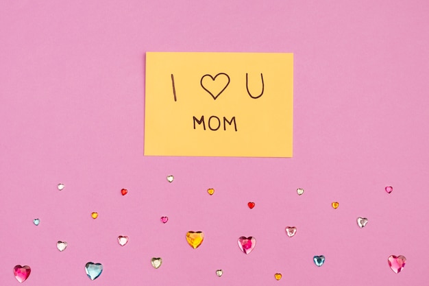 Ik hou van je mama titel op papier in de buurt van decoratieve harten