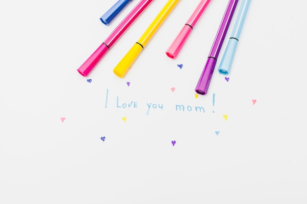 Gratis foto ik hou van je moeder inscriptie met viltstiften