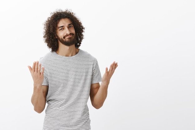 Ik zei je dat ik gelijk had. knap oostelijk mannelijk model met baard en krullend haar, handen opheffend en grijnzend, opgelucht en eindelijk zeggend