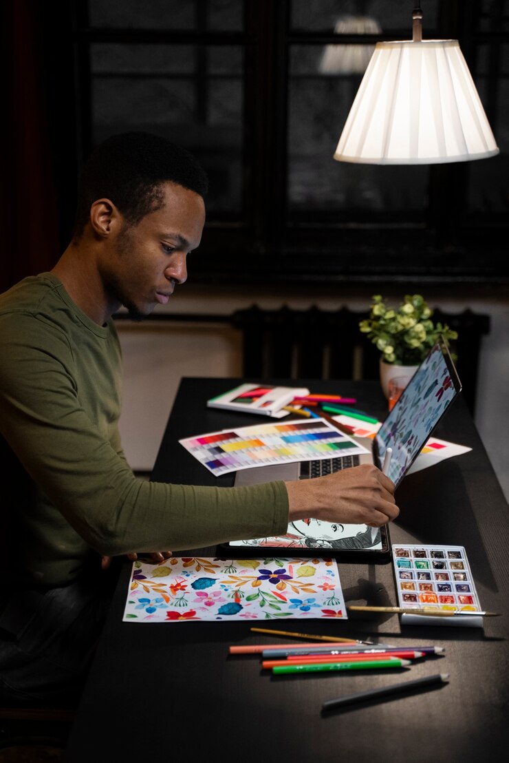 Gratis Foto illustrator tekenen op tablet zijaanzicht
