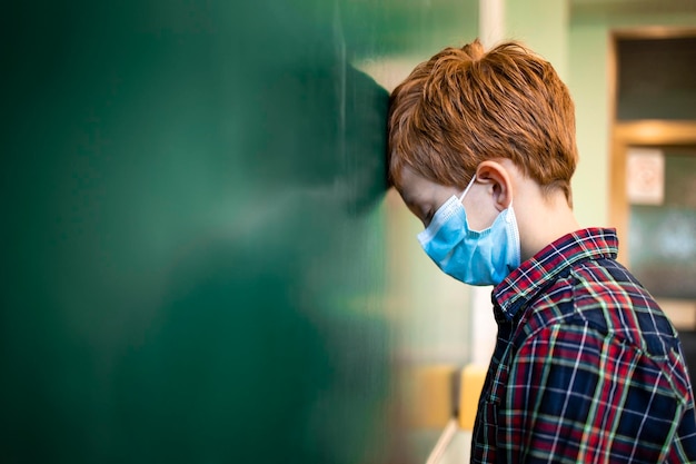 Impact van de covid19-pandemie op scholen en leerverlies als gevolg van schoolsluitingen tijdens het coronavirus Premium Foto