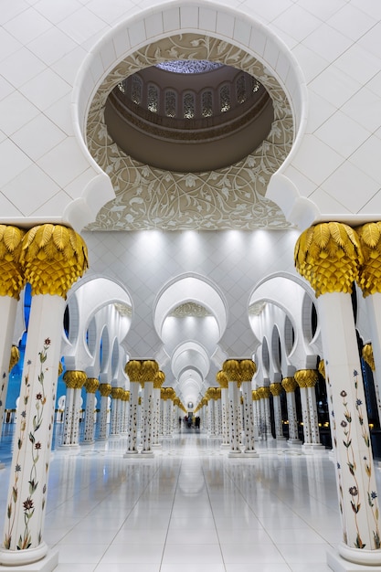 Gratis foto in de beroemde grote moskee van sheikh zayed, verenigde arabische emiraten
