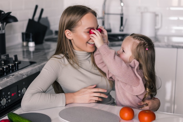 In de keuken en gelukkige familie