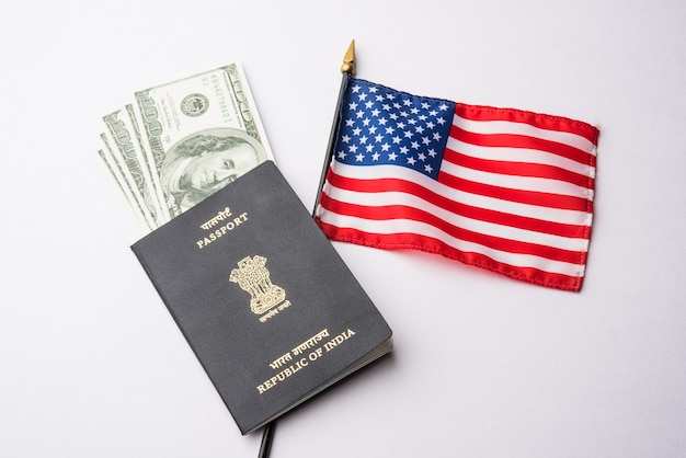 Indiaas paspoort met amerikaanse dollars met amerikaanse vlag op de achtergrond, concept met het aanvragen van toeristen- of h-1b-visum