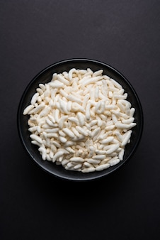 Indiase gepofte rijst of murmure in jutezak of doek, geïsoleerd op een witte achtergrond