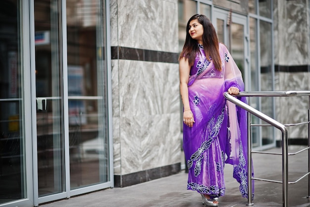 Indiase hindoe meisje bij traditionele violet saree geposeerd op straat