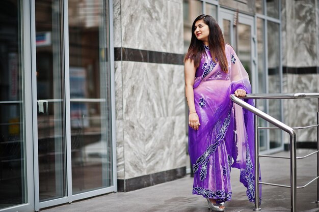 Indiase hindoe meisje bij traditionele violet saree geposeerd op straat