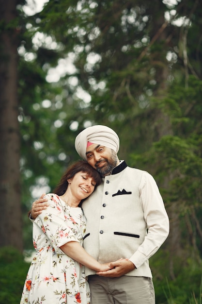 Indiase man in een bos. Mannetje in een traditionele tulband. Internationale familie in een zomerbos.