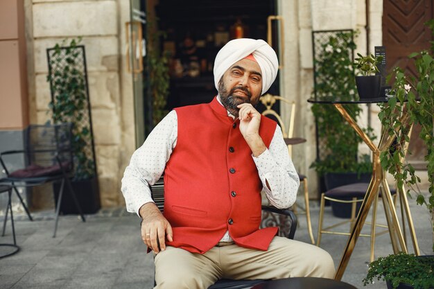 Indiase man in een stad. Mannetje in een traditionele tulband. Hindoeïst in een zomerstad.