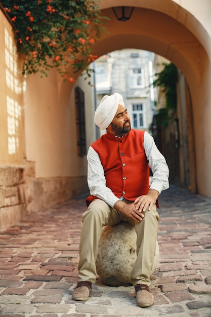 Indiase man in een stad. Mannetje in een traditionele tulband. Hindoeïst in een zomerstad.