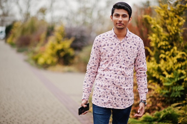 Indiase man student aan shirt poseerde buiten