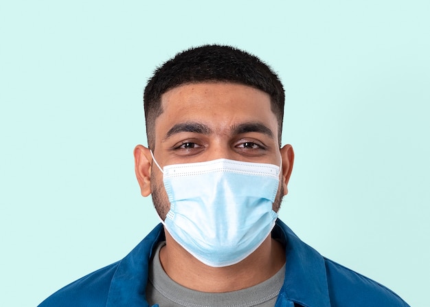 Indiase man vrijwilliger mockup psd met gezichtsmasker in de nieuwe nor