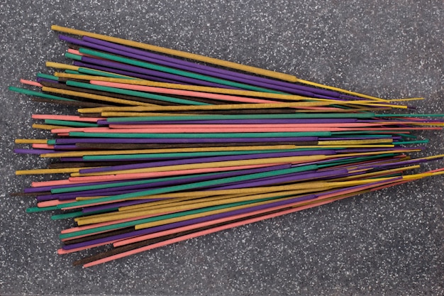 Indiase of thaise kleurrijke wierookaroma sticks variëteit verspreid over een tafel, bovenaanzicht