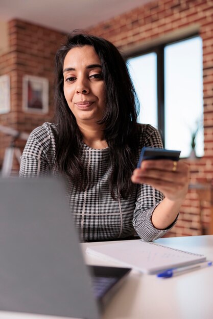 Indiase vrouw koopt online winkelen op de website van de winkel, met behulp van creditcard om te kopen via elektronische banktransactie. Betalen op internetnetwerk, kortingswinkel voor verkoop.