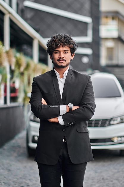 Indiase zakenman in de buurt van zijn auto