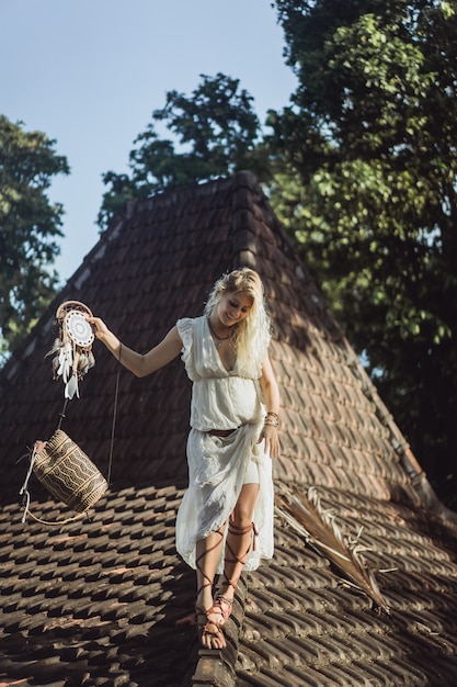 Gratis foto indisch meisje op het dak. dromenvangers. mooi blond meisje met droomvangers.