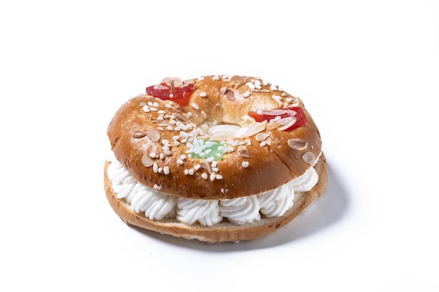 Gratis foto individuele driekoningencake roscon de reyes geïsoleerd op witte achtergrond