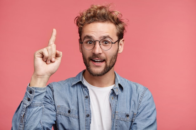 Indoor portret van bebaarde jonge man met trendy kapsel