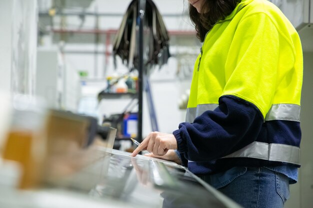 Industrieel ingenieur programmeren machine op het bedieningspaneel