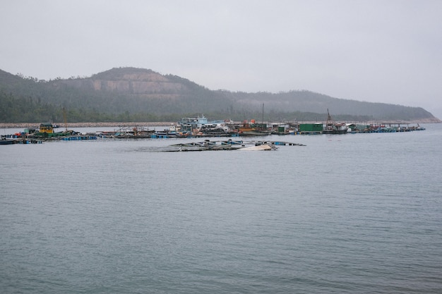 Industriële haven met arme bungalows